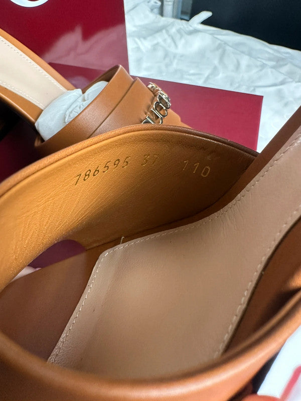 Gucci Sandales Talon Large Cuir Marron Détail Chaîne T.38 — Neuves