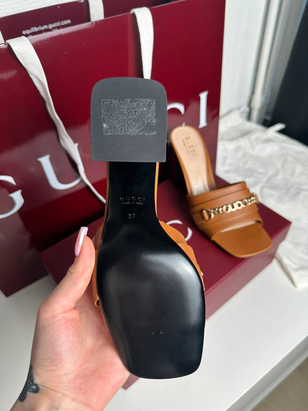 Gucci Sandales Talon Large Cuir Marron Détail Chaîne T.38 — Neuves