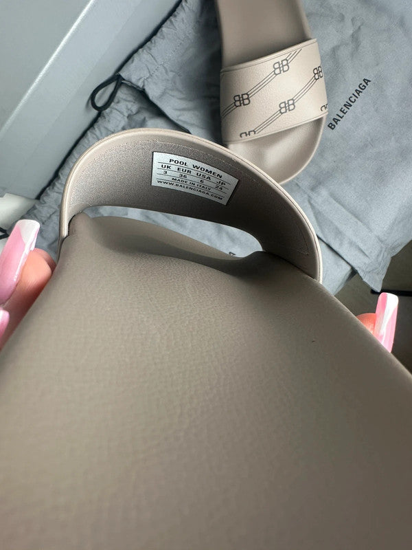 Balenciaga Pool Slide Monogram BB Caoutchouc Beige Taupe T.36 — Neuves