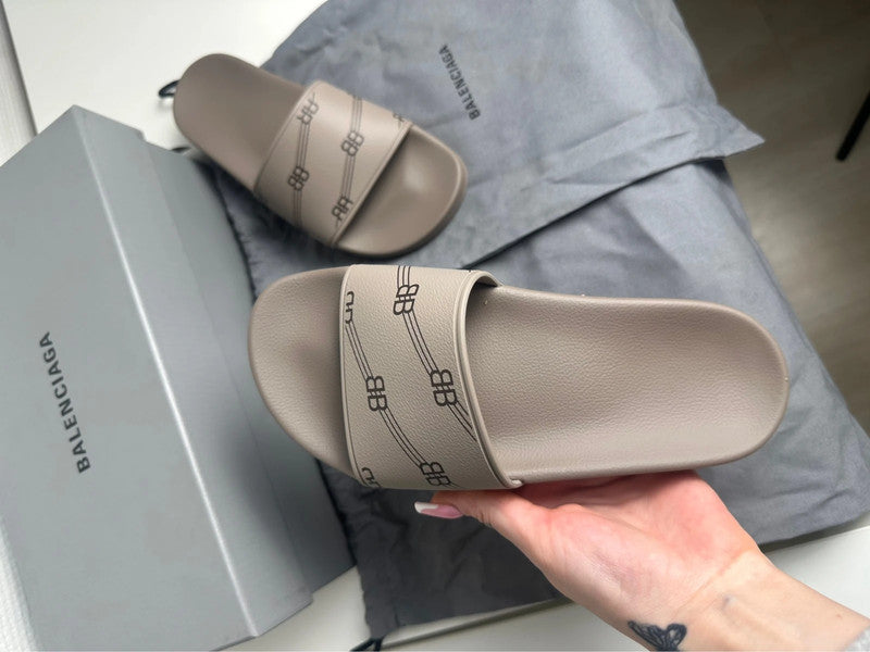 Balenciaga Pool Slide Monogram BB Caoutchouc Beige Taupe T.36 — Neuves