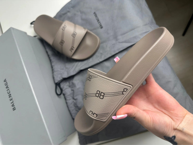 Balenciaga Pool Slide Monogram BB Caoutchouc Beige Taupe T.36 — Neuves