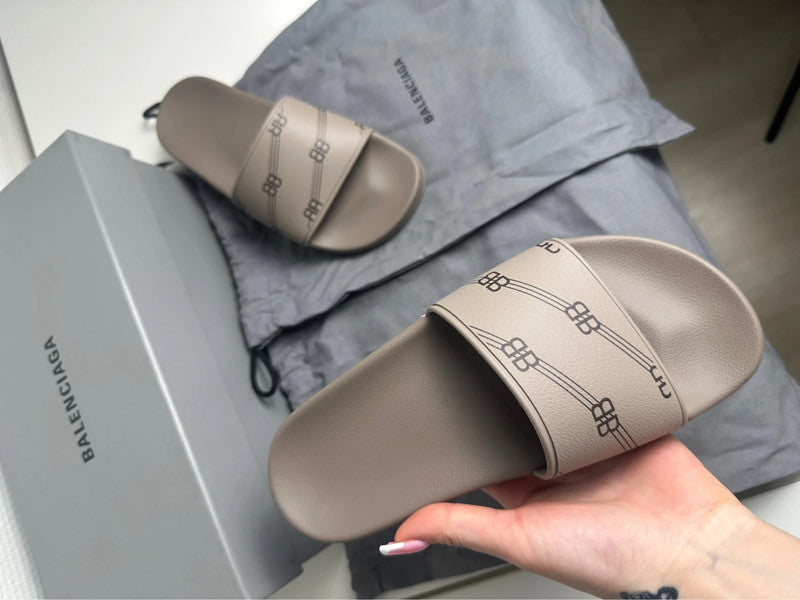 Balenciaga Pool Slide Monogram BB Caoutchouc Beige Taupe T.36 — Neuves