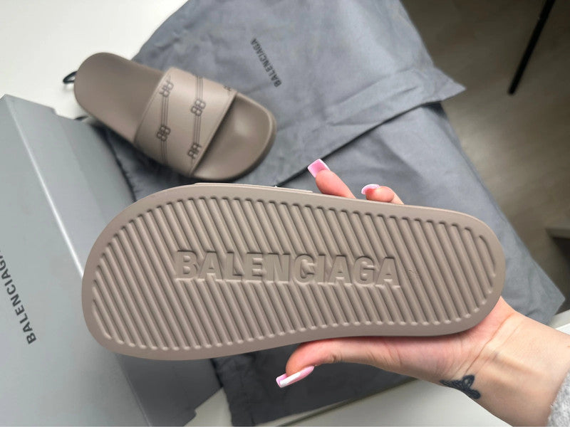 Balenciaga Pool Slide Monogram BB Caoutchouc Beige Taupe T.36 — Neuves