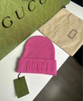 Gucci Bonnet Laine Rose Fuchsia Logo Brodé T.M — Neuf